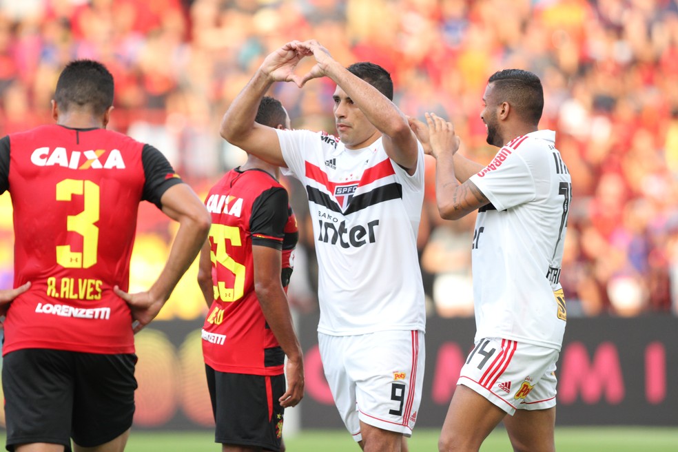 Diego Souza comemora gol do São Paulo contra o Sport na Ilha do Retiro — Foto: Marlon Costa / Pernambuco Press