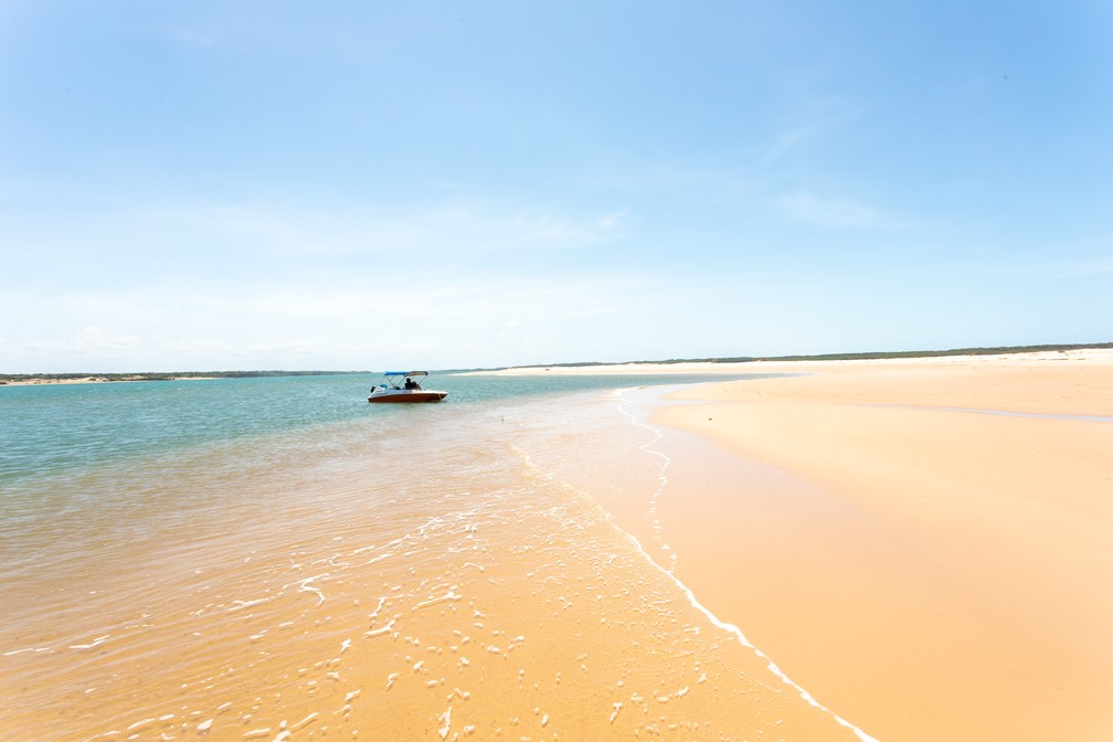Banco de areia na região de encontro do rio com o mar é chance de mergulho para o turista — Foto: Celso Tavares/G1