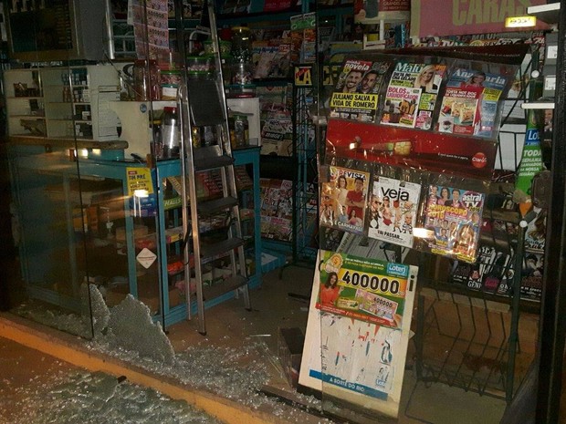 Suspeitos quebrarm o vidro desta banca de jornal, em Itaipava (Foto: PM / Divulgação)