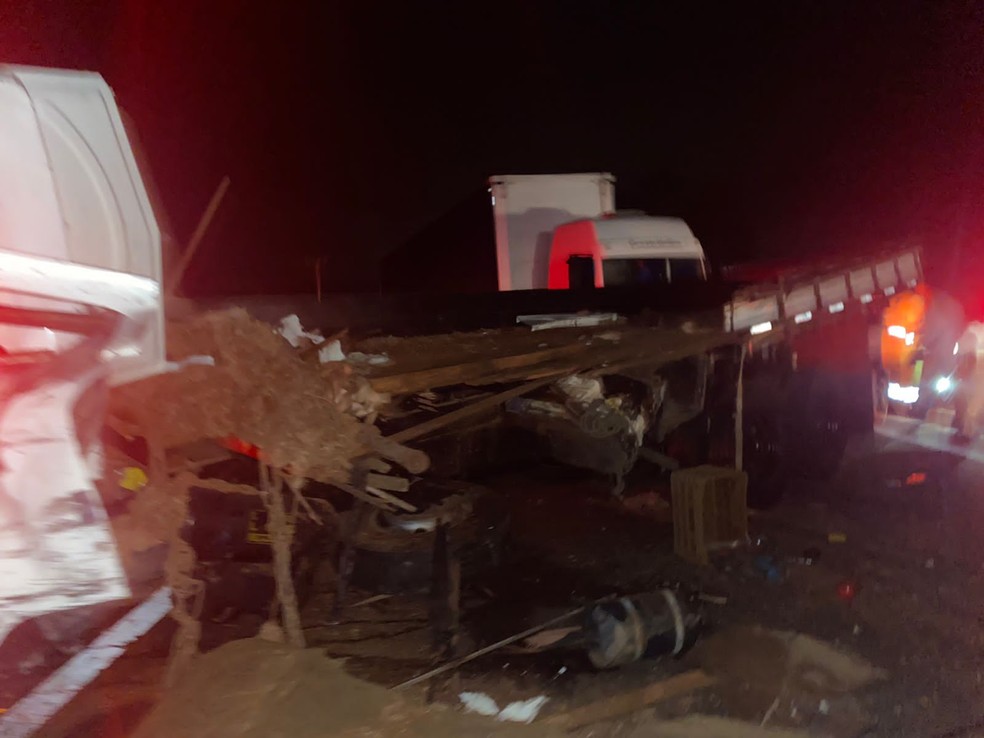 Motorista de ônibus morre e nove pessoas ficam feridas em batida com caminhão entre Salto Grande e Ibirarema — Foto: Arquivo Pessoal