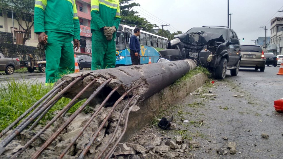 Carro bate em poste e mulher fica ferida (Foto: Amaro Gonçalves/ TV Gazeta)