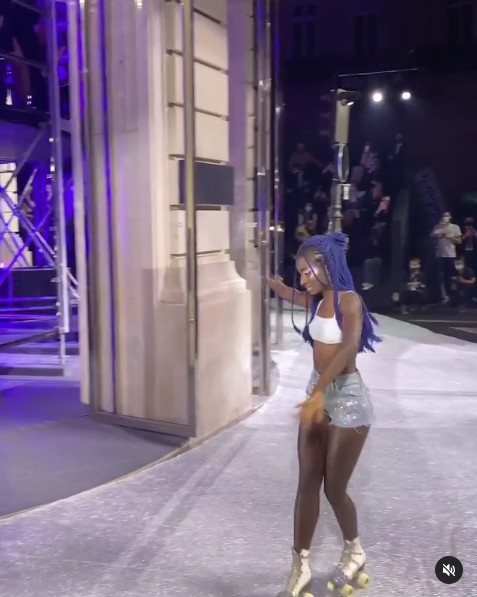 Senegalesa sensação mundial em vídeos de dança com patins faz sua estreia nas passarelas  (Foto: Reprodução)