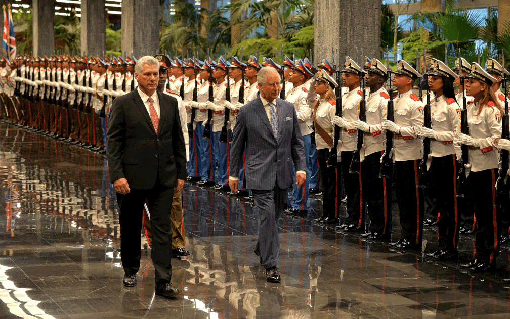 Miguel Diaz-Canel e o prÃ­ncipe Charles passam em revista as tropas no PalÃ¡cio da RevoluÃ§Ã£o, sede do governo cubano â€” Foto: Yamil Lage / AFP Photo