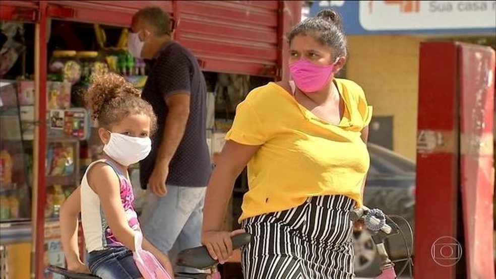 Mãe e filha de máscara em Fortaleza — Foto: Jornal Nacional