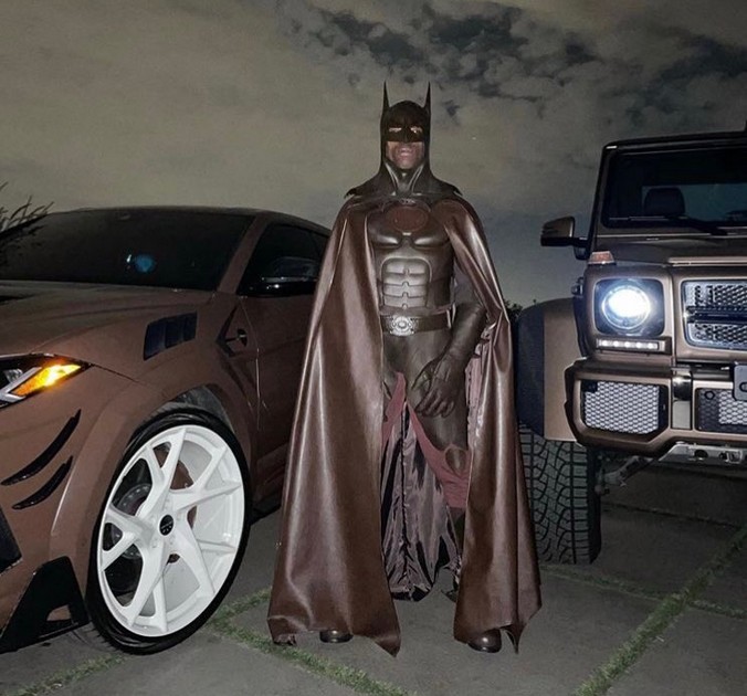 O rapper Travis Scott fantasiado de Batman no Halloween (Foto: Instagram)