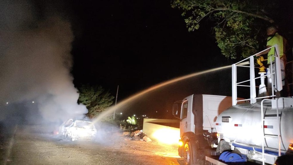 Carro sofre pane elétrica e pega fogo em rodovia de Porangaba  — Foto: O Cubo de Notícias