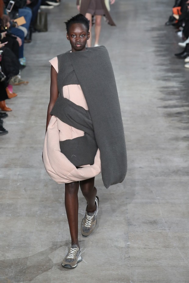 #SuzyPFW: Loewe and Rick Owens take new directions - Vogue | en