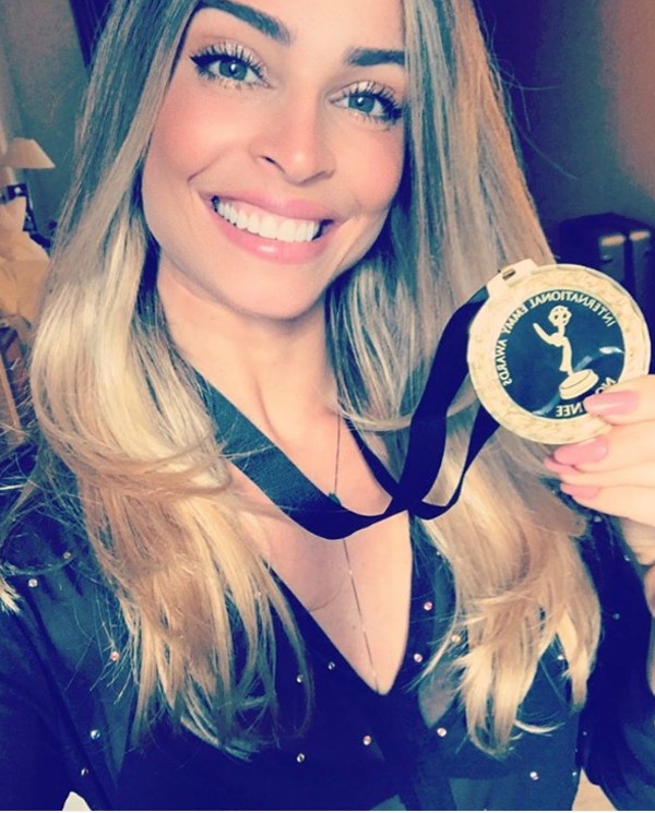 Grazi Massafera recebe medalha por ter sido indicada ao Emmy Internacional (Foto: Reprodução / Instagram)