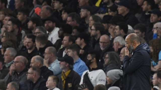 Técnico Nuno Espírito Santo é muito vaiado pela torcida do Tottenham derrota para o United