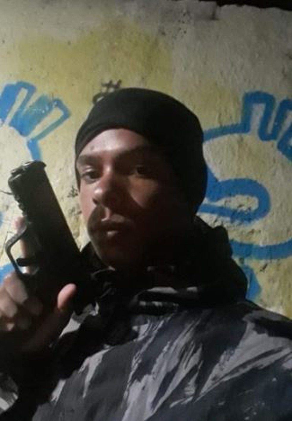 Vinicius Rodrigues é apontado pela polícia como um dos traficantes que atuam em guerras de facções criminosas, entre elas a guerra do Morro do Urubu. — Foto: Divulgação/PM