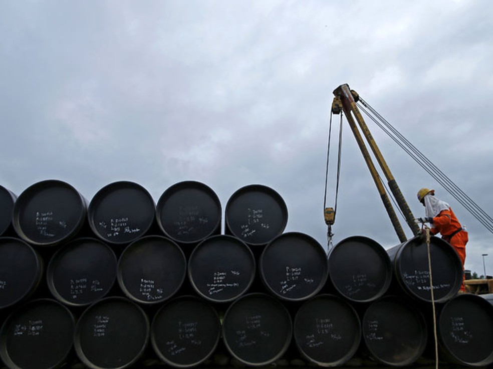 Petróleo Brent é negociado acima de US$ 100 em meio a alertas de escassez de oferta — Foto: Reuters