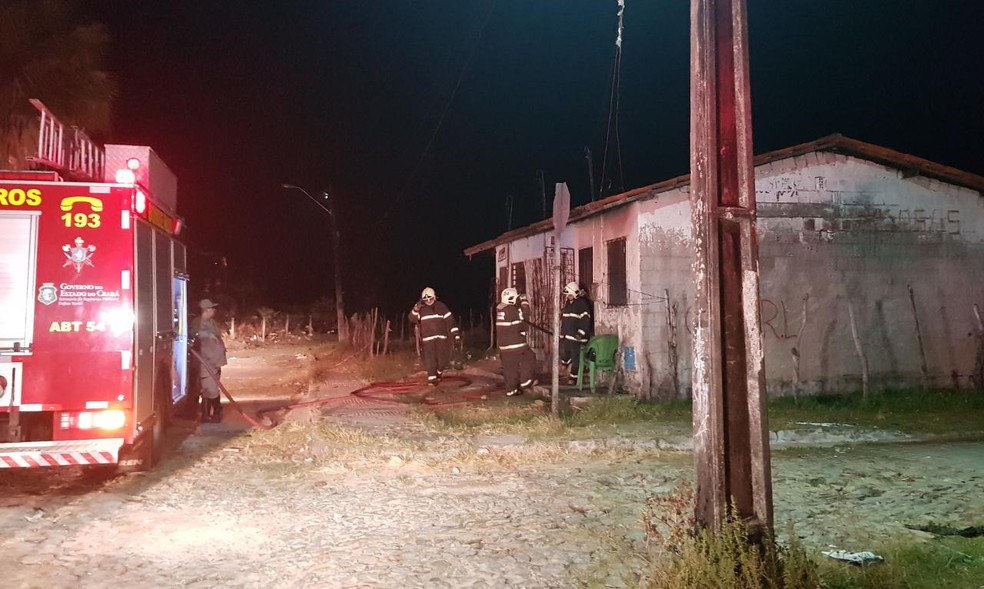 O Corpo de Bombeiros foi acionado após os criminosos invadirem uma residência e atearem fogo no local. — Foto: Rafaela Duarte/ Sistema Verdes Mares