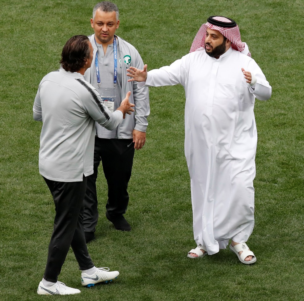 Turki Al Sheikh cumprimenta Juan Antonio Pizzi, tÃ©cnico da ArÃ¡bia Saudita (Foto: Christian Hartmann/Reuters)