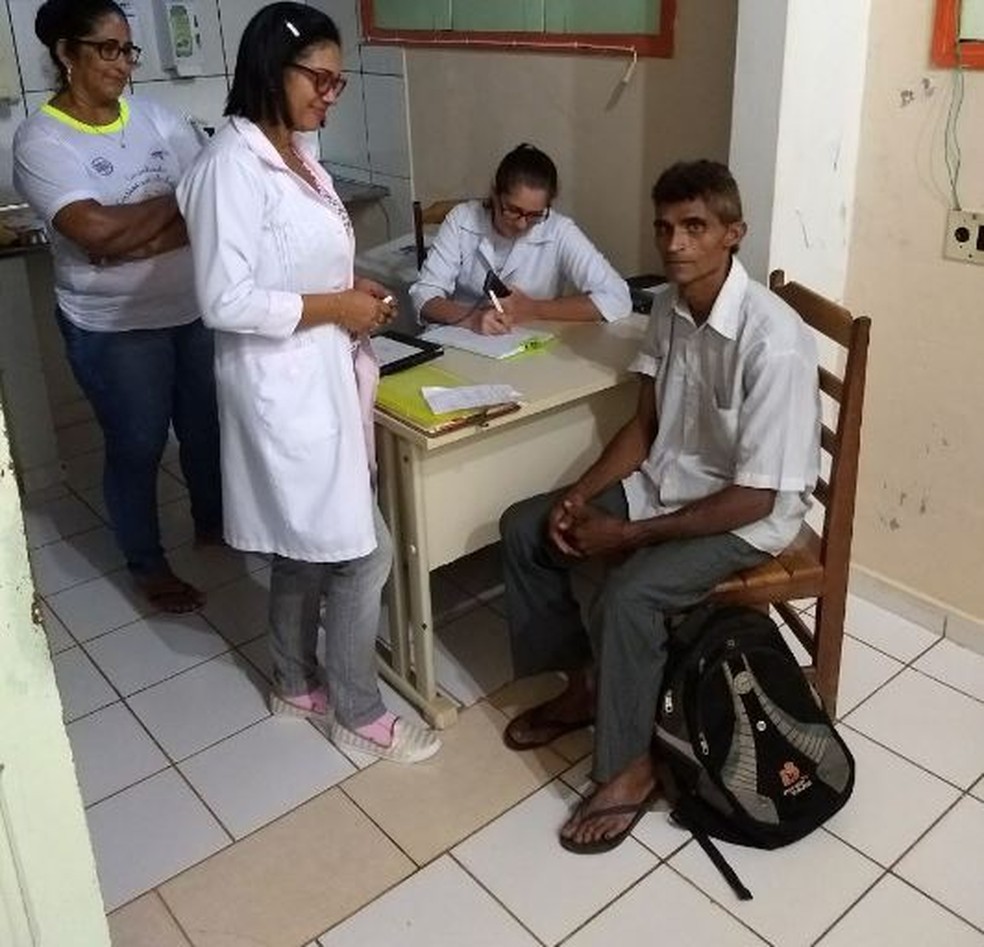 Após ser resgatado, agricultor passou por atendimento médico em unidade de saúde  (Foto: Divulgação/Corpo de Bombeiros )