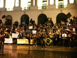 Mesmo com a chuva, grupo protestou na escadaria da Câmara (Foto: Lívia Torres/ G1)