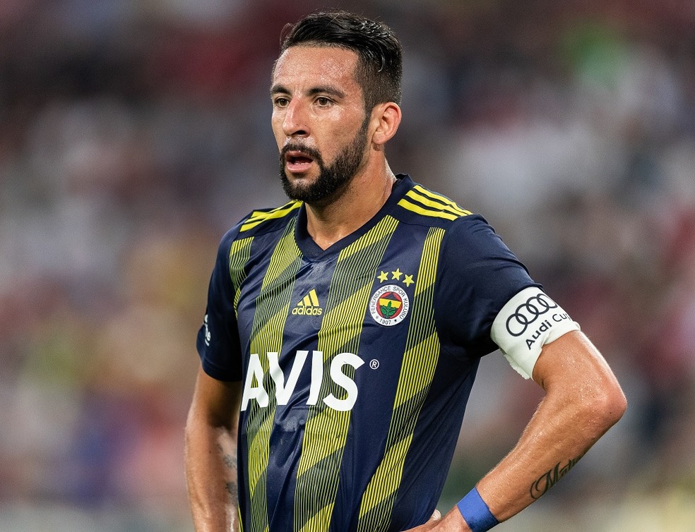 Isla usou a braçadeira de capitão pelo Fenerbahçe na temporada 2019/20 — Foto: Boris Streubel/Getty Images