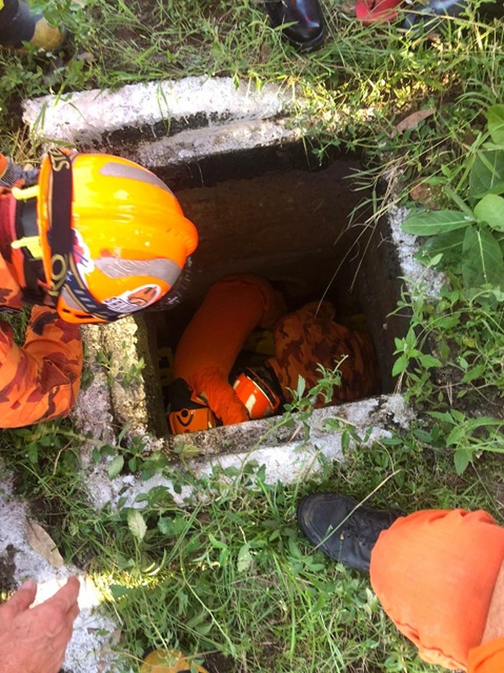 Bombeiros resgatam homem que caiu em bueiro no canteiro central da Avenida Santos, no Bairro Adeota. — Foto: Corpo de Bombeiros/ Divulgação