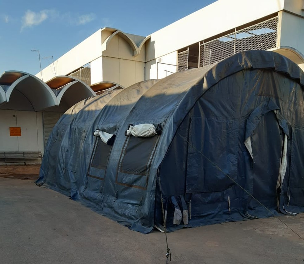 Secretaria de Saúde monta tenda refrigerada para armazenar corpos no Hospital Regional de Taguatinga — Foto: Arquivo pessoal