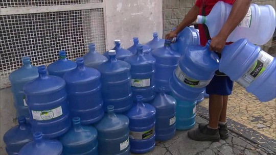 Venda de galões d'água dobra no RJ com queixas sobre água turva 