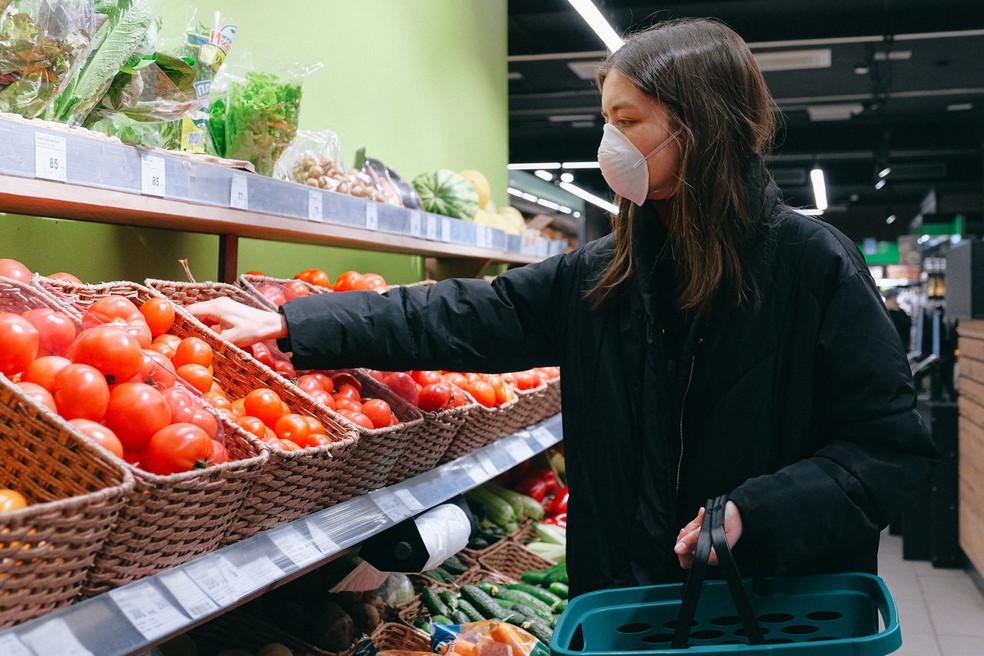 Alimentos fazem parte da cesta básica da população de baixa renda; tomate foi um dos itens que mais subiu no ano — Foto: Pexels
