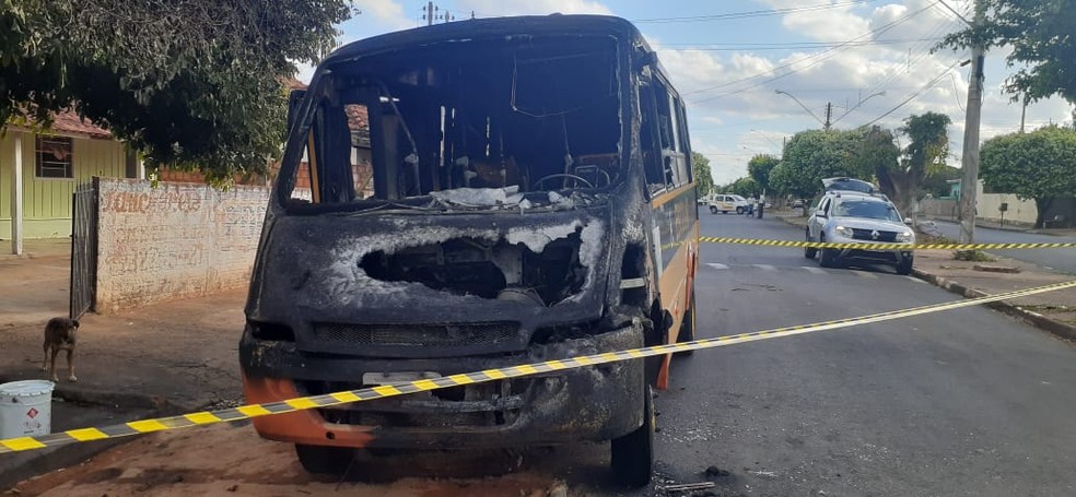 Incêndio em micro-ônibus mobilizou o Corpo de Bombeiros em Martinópolis — Foto: Betto Lopes/TV Fronteira