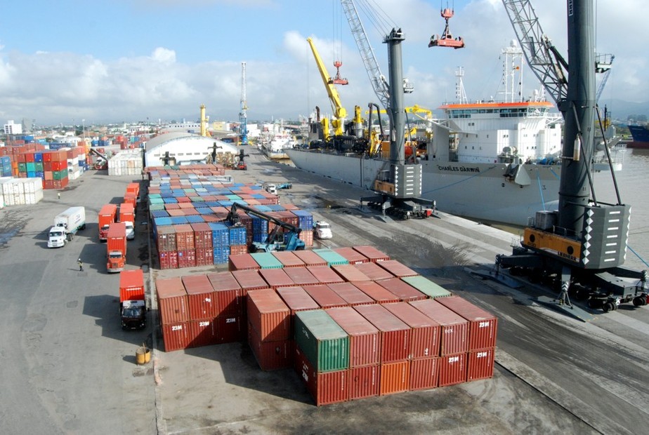 Movimentação de contêineres no porto de Itajaí
