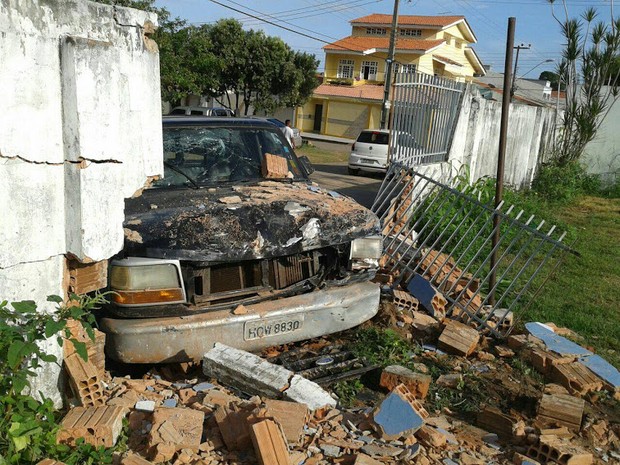 Motorista quebra muro e fica com ferimentos leves (Foto: Luís de França/ TV Mirante) Motorista quebra muro e fica com ferimentos leves (Foto: Luís de França/ TV Mirante)