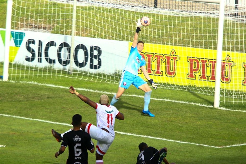 Goleiro Z&eacute; Artur defende chuta&ccedil;o de Luan Silva &mdash; Foto: Alexandre Lago