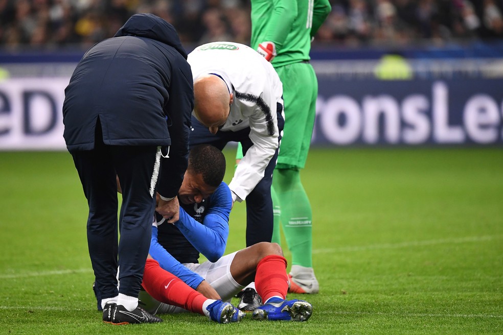 Atacante recebe atendimento dos mÃ©dicos da FranÃ§a â€” Foto: Anne-Christine Poujoulat/AFP