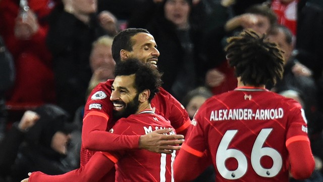 Salah, Matip e Alexander-Arnold comemoram gol do Liverpool sobre o Leeds