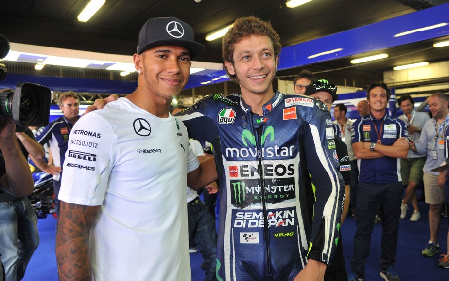 Troca De Maquinas Entre Lewis Hamilton E Valentino Rossi Ja Tem Data Marcada Ainda Em 2019 Formula 1 Ge