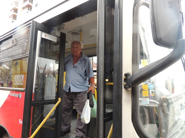 O aposentado Aloísio e muitos idosos acham os ônibus mais seguros e melhores que as vans (Foto: Carolina Paes)