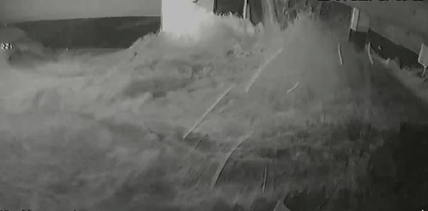 Vídeos mostram momento em que piscina desaba em edifício de luxo no ES — Foto: Reprodução