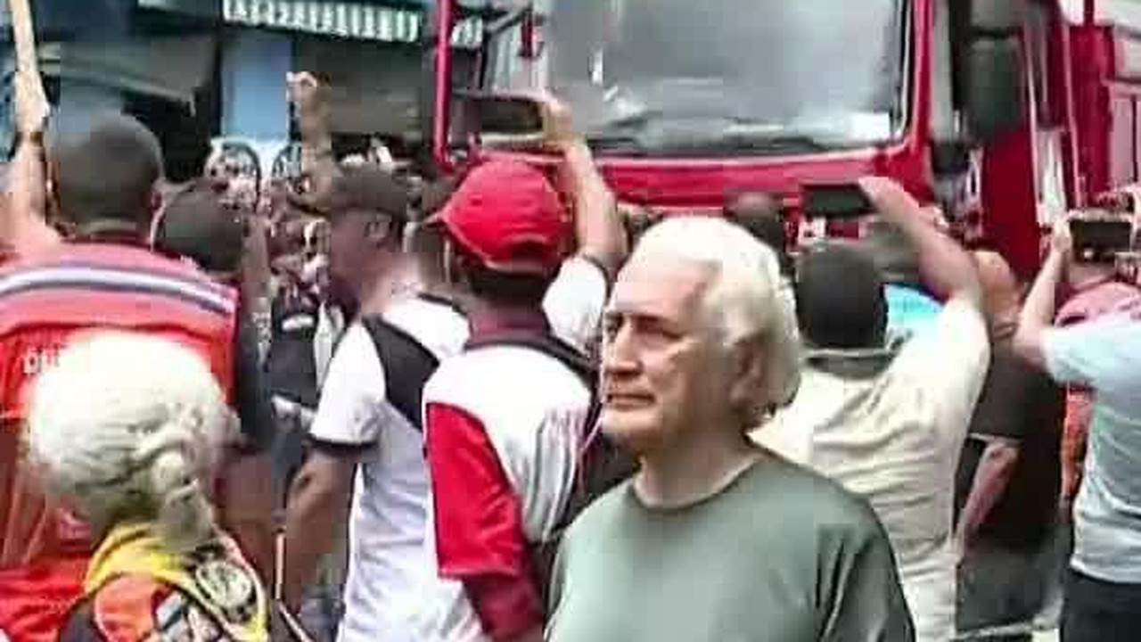 Com fogos e homenagens, caix&atilde;o de Roberto Dinamite chega a cemit&eacute;rio em Duque de Caxias