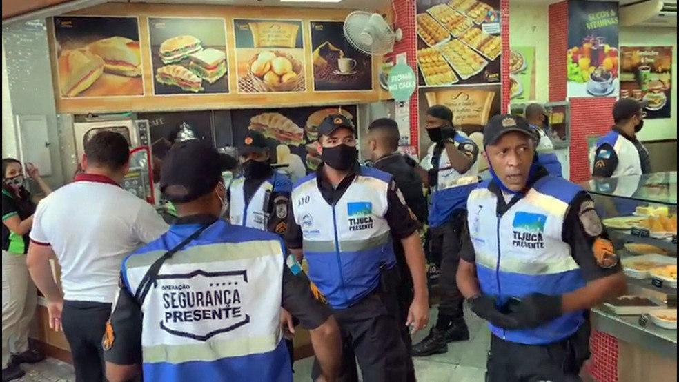 PMs do Segurança Presente em lanchonete na Tijuca onde homem mantém refém — Foto: Reprodução/TV Globo