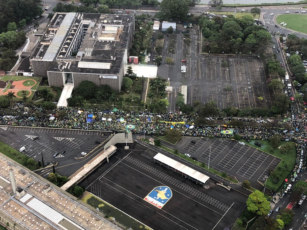 Manifestação de grupos bolsonaristas neste feriado de Finados na região do Parque do Ibirapuera, na Zona Sul de São Paulo. — Foto: Rafael Ihara/TV Globo