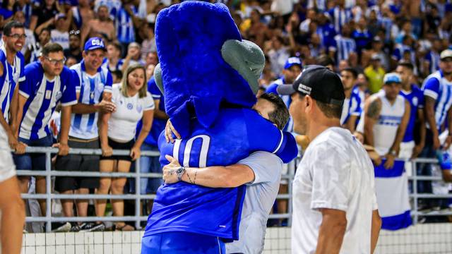Mascote do CSA dÃ¡ um abraÃ§o no tÃ©cnico Argel Fucks