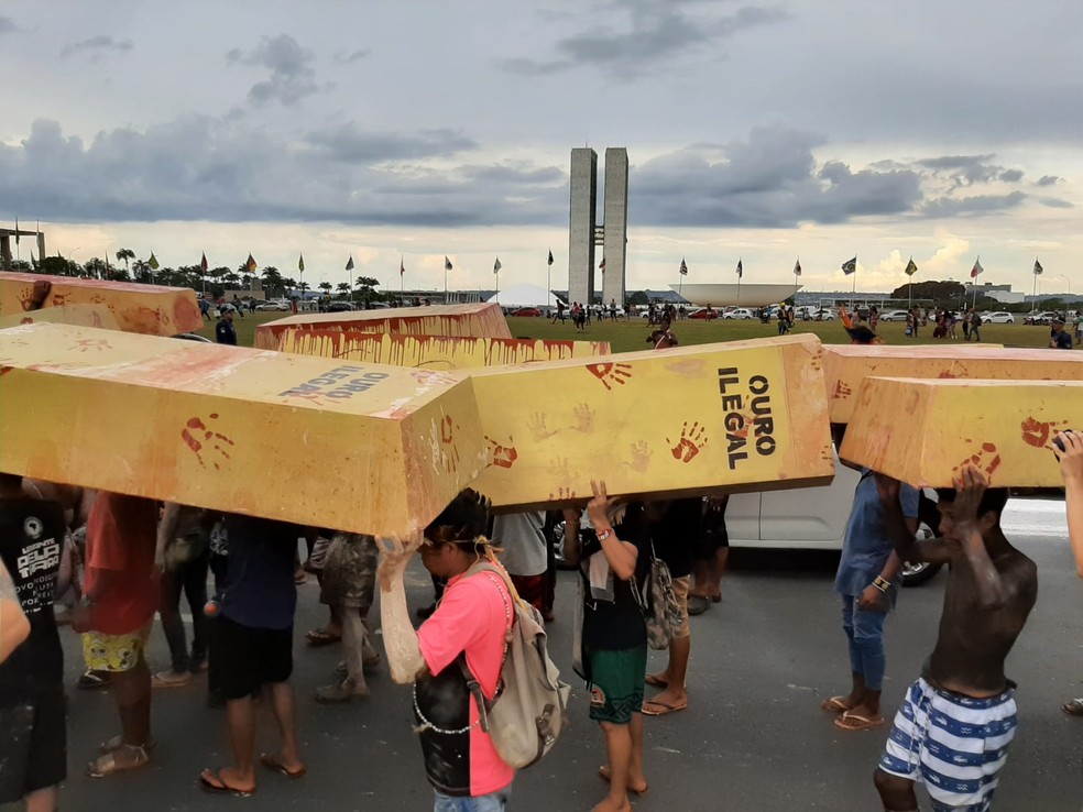 Manifestantes carregam caixões simbolizando mortes pelo garimpo ilegal — Foto: Amanda Sales/ g1