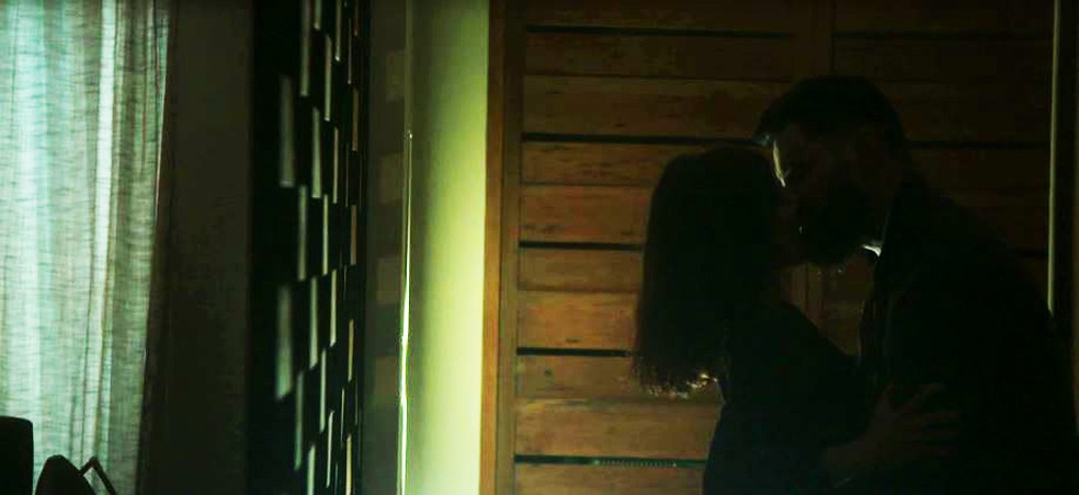 Paul (Carmo Dalla Vecchia) leva Camila (Anaju Dorigon) para seu quarto em 'Órfãos da Terra' — Foto: TV Globo