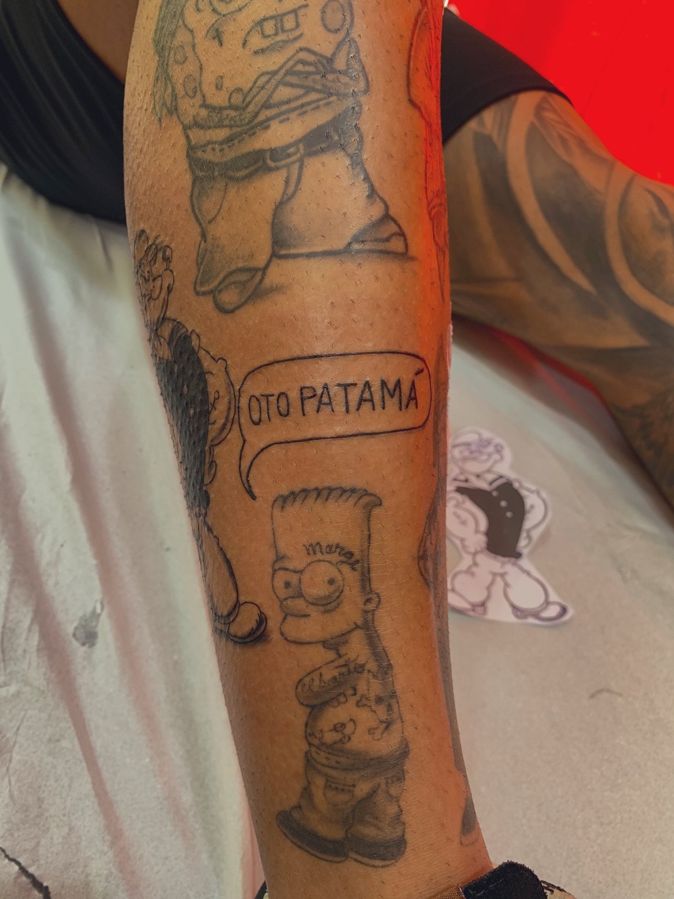 Camisa 9 do Flamengo em 2019 tatua "Oto Patamá" na perna direita — Foto: Reprodução/Twitter
