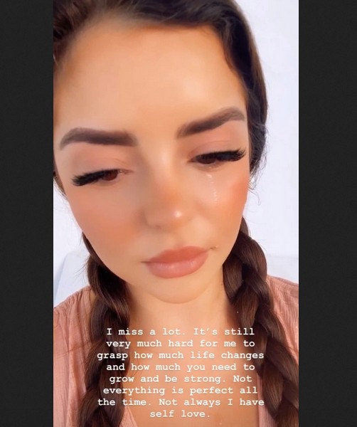 A modelo Demi Rose chorando (Foto: Instagram)