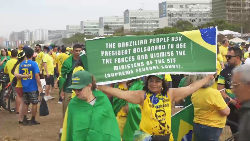 Faixa antidemocrática em favor do presidente Jair Bolsonaro (PL) durante comemorações do 7 de Setembro, em Brasília — Foto: TV Globo/Reprodução