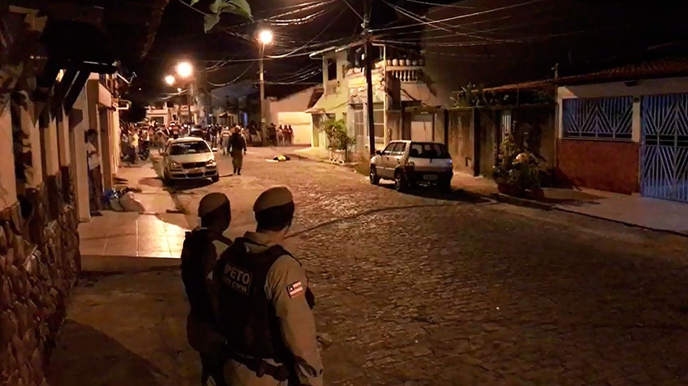 Troca de tiros assustou moradores do bairro Pontal, na noite de sexta-feira, em Ilhéus (Foto: Arquivo Pessoal)