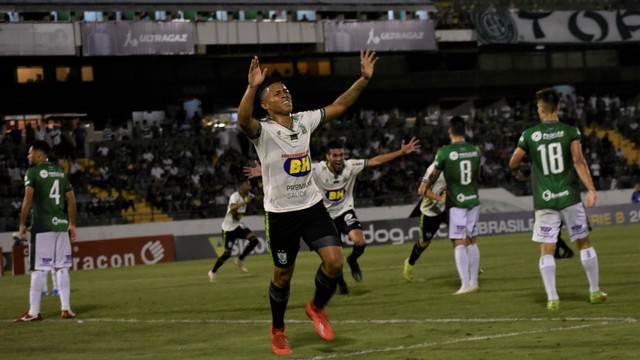 Vitão festeja gol que deu a vitória ao América-MG