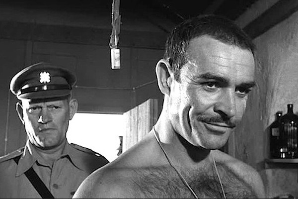 O ator Sean Connery (1930-2020) em cena de A Colina dos Homens Perdidos (1965) (Foto: Reprodução)