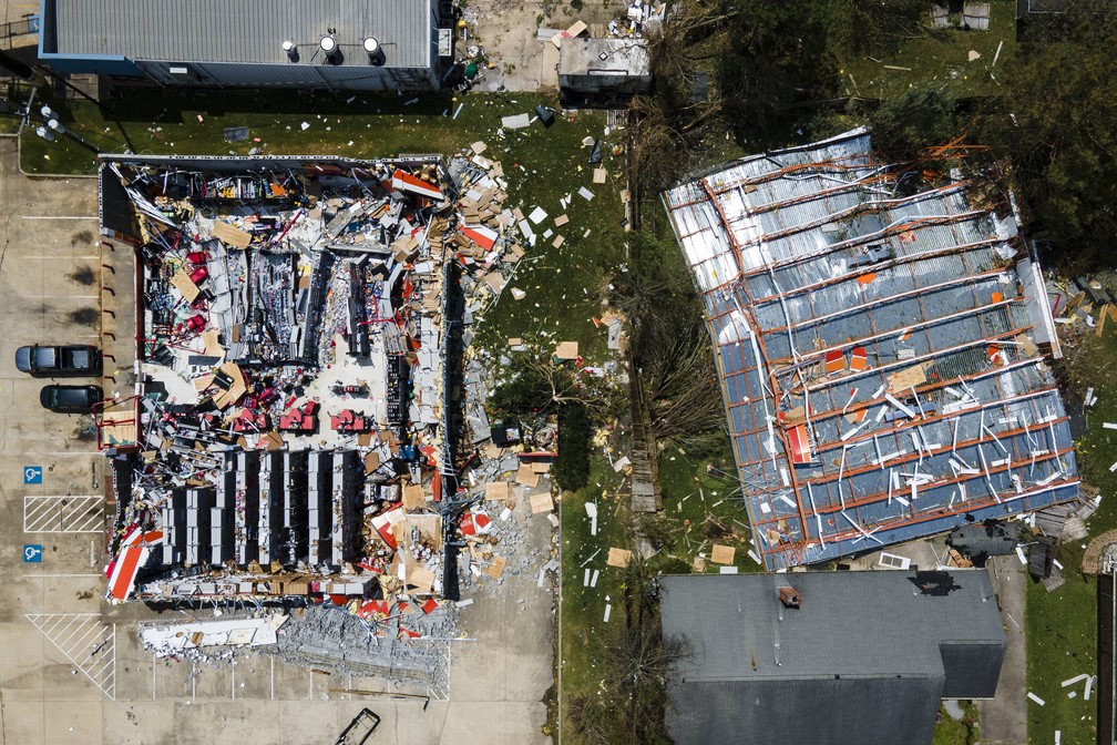 Imagem aérea mostra prédio destelhado após passagem do furacão Laura em Lake Charles, no estado de Louisiana, EUA, nesta quinta-feira (27) — Foto: Mark Mulligan/Houston Chronicle via AP