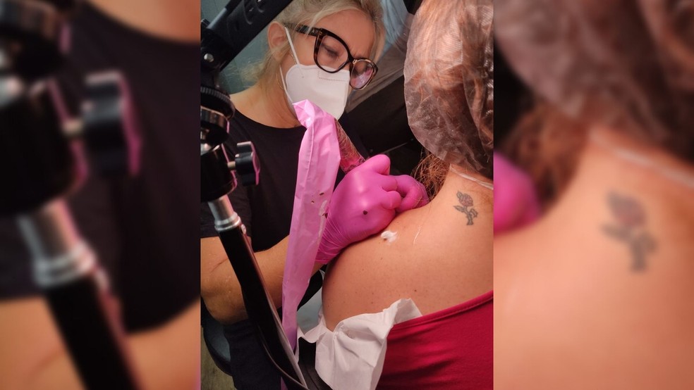 Cintia Cavalcanti diz que a tatuagem assumiu um significado maior: o de amenizar marcas que trazem desconforto em formas personalizadas — Foto: Cintia Cavalcanti/Arquivo pessoal