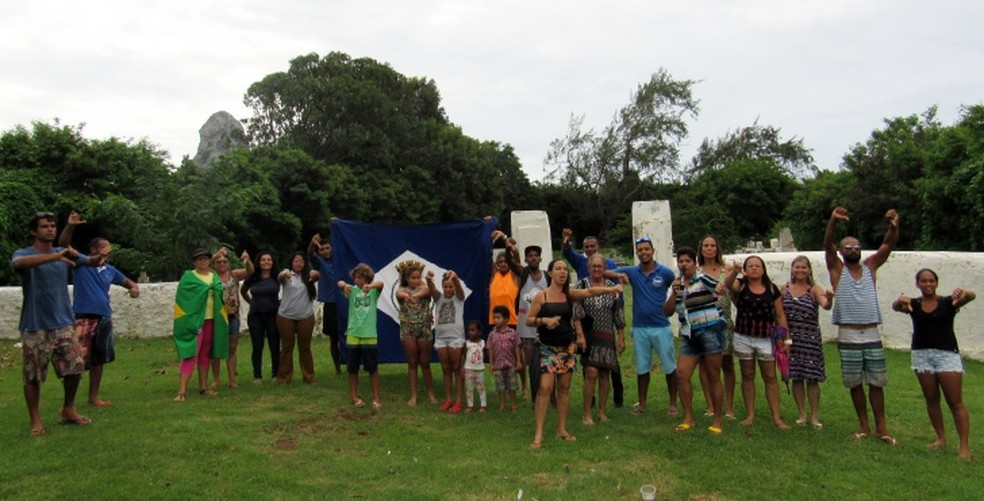 Os moradores fizeram uma parada em frente ao cemitÃ©rio  (Foto: Ana Clara Marinho/TV Globo )