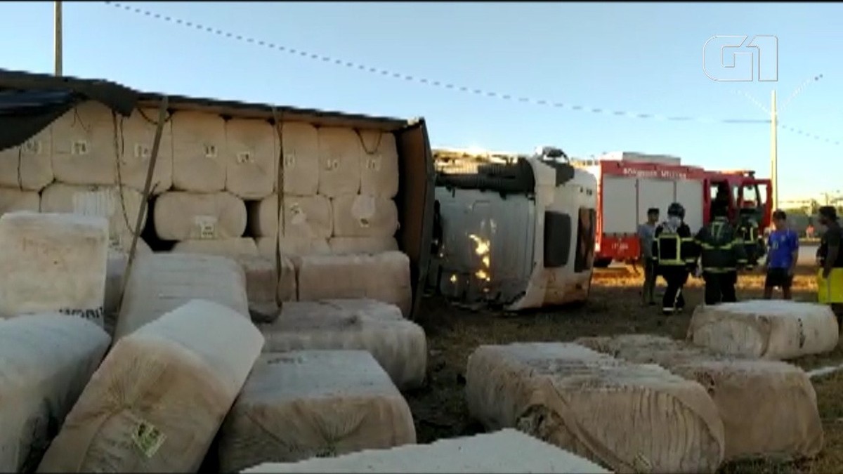 Carreta bitrem que carregava carga de algodão tomba em rodovia da BA após tentar evitar batida com carro - Vimarsana News
