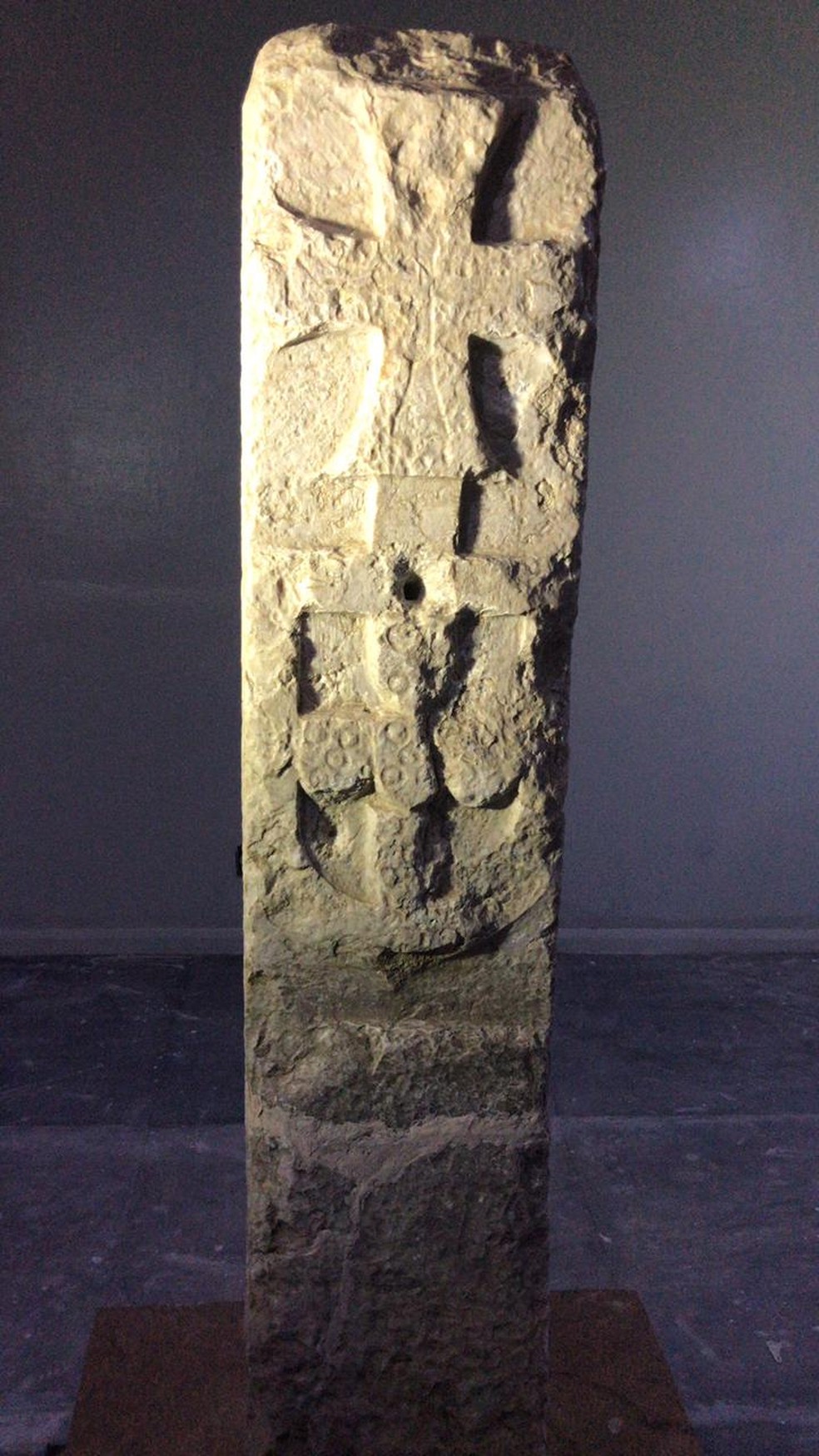 Marco de Touros está em uma sala do Museu Câmara Cascudo, da UFRN — Foto: Geraldo Jerônimo / Intertv Cabugi